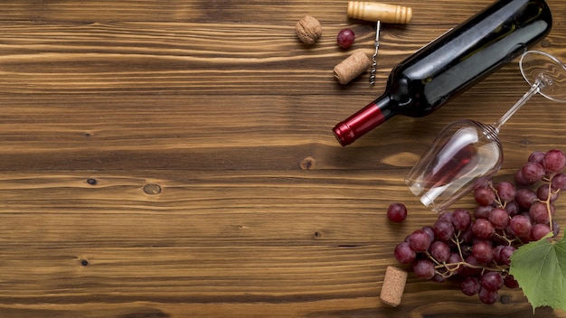 top view garrafa de vinho com fundo de madeira de vidro de alta qualidade e resolução conceito de foto bonita