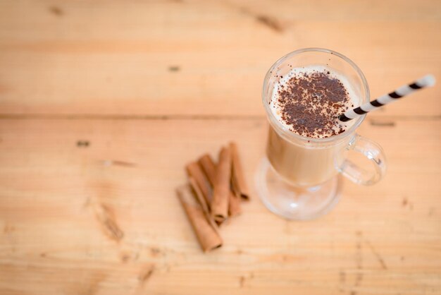 Top view Homemade Festive Cinnamon Eggnog für die Feiertage