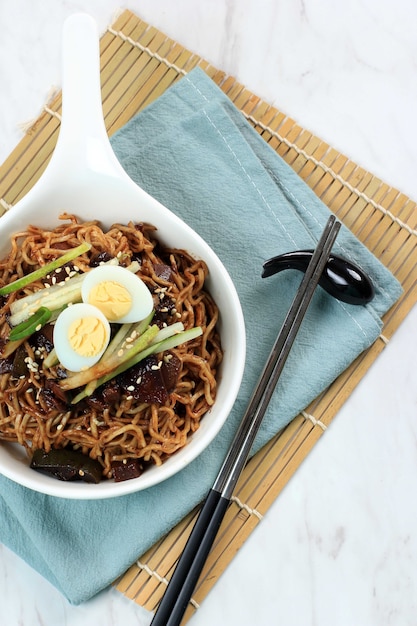 Top View Jajangmyeon oder JJajangmyeon ist eine koreanische Noddle mit schwarzer Soße und Wachtel-Edd-Küken