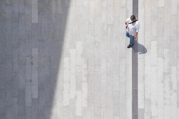 Foto top-view-menge von menschen geht auf einer geschäftsstraße fußgänger in der stadt