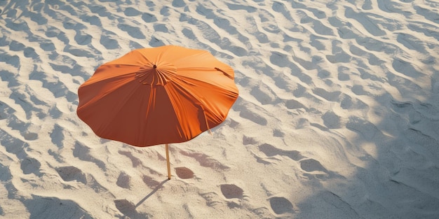 Top-View orangefarbener Regenschirm auf dem Strand im Sommerurlaub