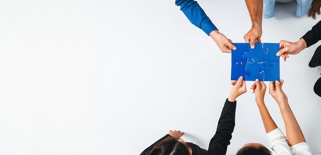 Top-View-Panorama-Banner des Business-Teams, das Puzzle über dem Meeting-Tisch zusammenstellt, symbolisiert Geschäftspartnerschaft und kollektive Einheit Teamarbeit bei der Problemlösung Prudent