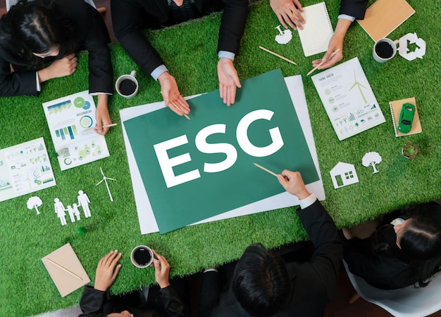 Top-View-Panorama-Banner ESG-Symbol auf einem Tisch mit grünem Gras mit einer Gruppe verschiedener Geschäftsleute, die Marketing mit umweltfreundlichem Bewusstsein als Umwelt-Sozial-Governance-Konzept planenQuaint