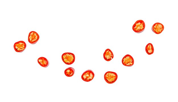 Top-View-Set aus rotem Chili- oder Cayenne-Pfeffer in Scheiben oder Stücken, isoliert auf weißem