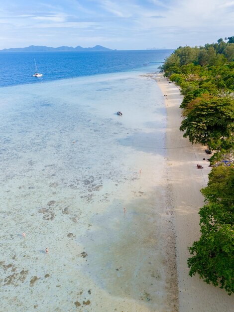 Top-View von einer Drohne der tropischen Insel Koh Kradan im Andamansee Trang in Thailand