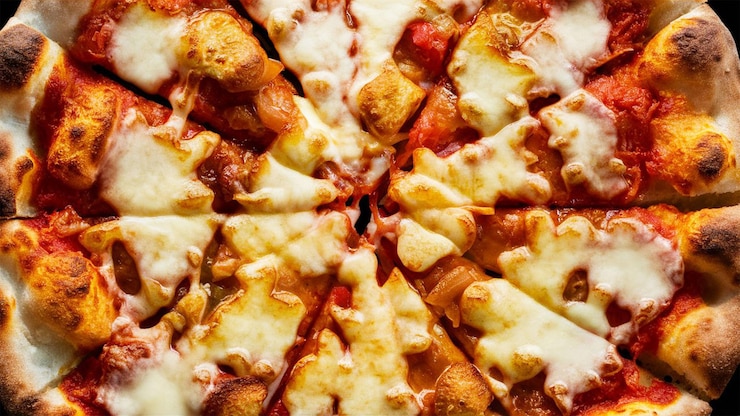 Top-View von Pepperoni-Pizza mit Pilzen auf dem Tisch