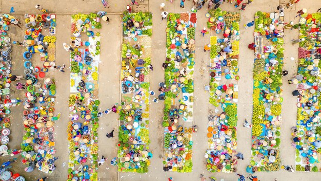 Top-View von Vi Thanh Market ist der größte und speziellste Outdoor-Agrarmarkt in Vietnam Menschen verkaufen frisches Gemüse, Obst und Fisch auf dem Farbmarkt in Vietnam.