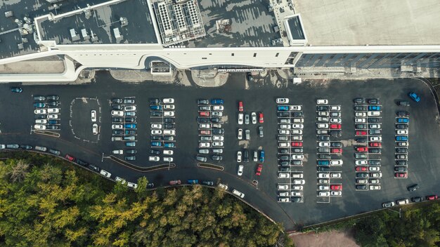 Top-View von vielen auf dem Parkplatz geparkten Autos