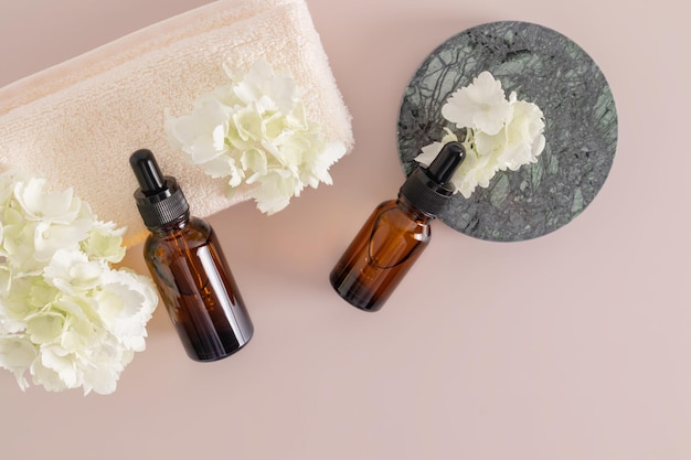 Top-View von zwei Kosmetikflaschen mit Serum oder Öl für Gesichts- und Körperhautpflege verjüngende Wirkung zusätzliche Pflege