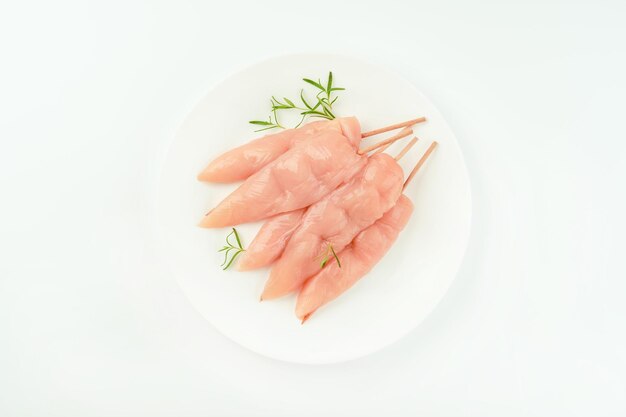 Foto top viewkeers de carne de pollo cruda filete interior en un plato blanco para un supermercado en un bac blanco