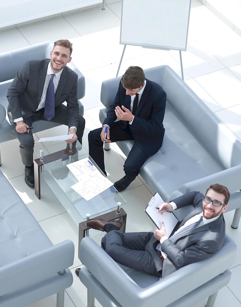 Top viewparceiros de negócios sentados no conceito de negócios da sala de reuniões