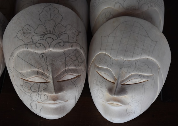 Foto topeng panji sepasang ist traditionelles maskenhandwerk aus java indonesien maske vor dem malen