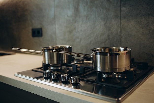 Topf auf dem Gasherd und Kochen in der Küche