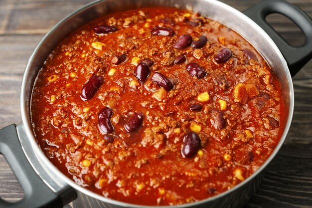 Foto topf mit leckerem chili con carne aus nächster nähe