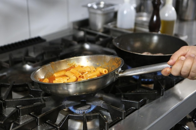 Topf mit Nudeln auf dem Feuerherd kochen