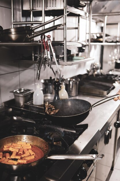 Topf mit Nudeln auf dem Feuerherd kochen