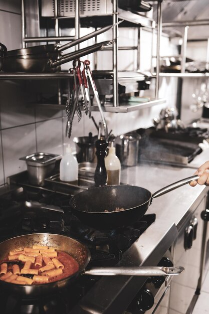 Topf mit Nudeln auf dem Feuerherd kochen