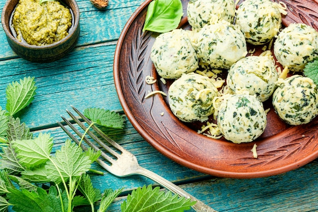 Topfenknödel mit Kräutern