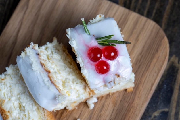 Topfenkuchen mit Puderzucker bestreuen