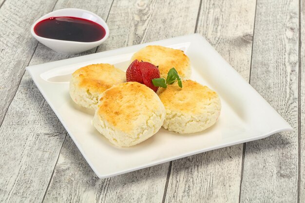 Topfenpfannkuchen mit Marmelade und Erdbeere