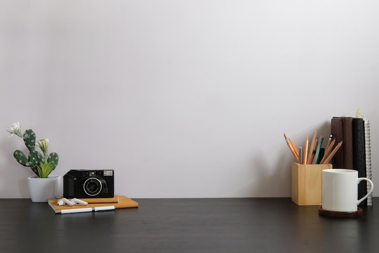 Foto topfpflanze auf dem tisch an der wand