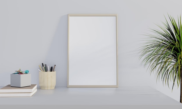 Topfpflanze auf dem Tisch gegen die weiße Wand