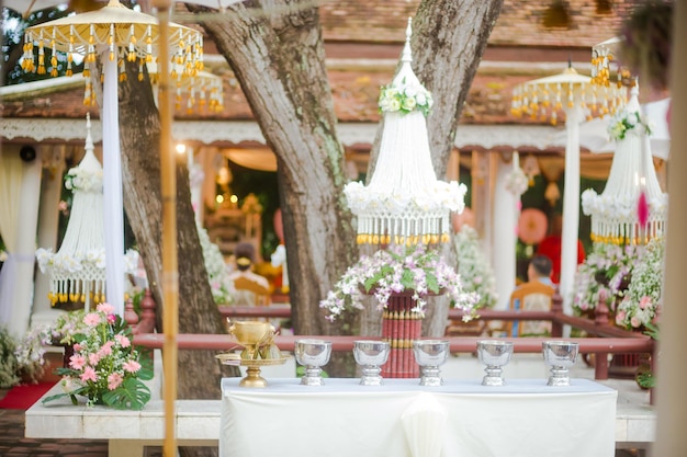 Foto topfpflanzen auf dem tisch im tempel