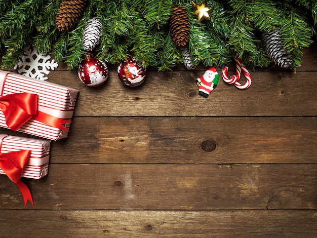 Tópico de feliz natal em um fundo de madeira com árvore de natal