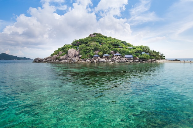 Topische Insel mit Hintergrund des blauen Himmels.