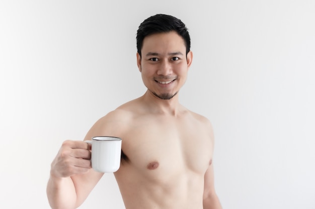 Topless gesunder asiatischer Mann trinkt den gesunden Kaffee auf isoliertem Raum.