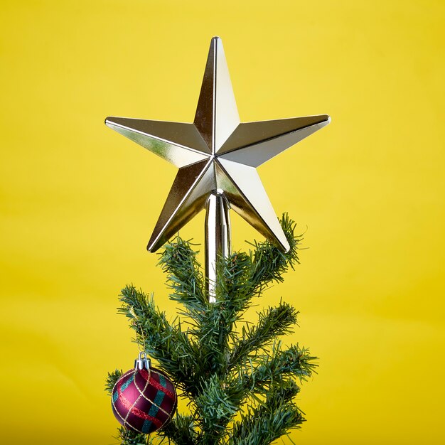 Foto topo da árvore de natal com estrela dourada