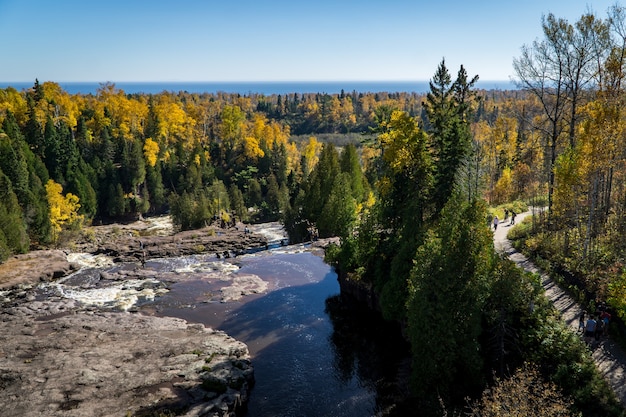 Topo da Gooseberry Falls Over Lake Superior no norte de Minnesota