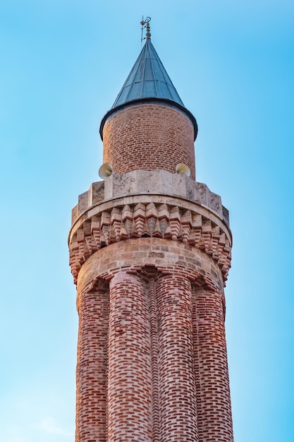 Topo da Mesquita Minarete Yivli Minare Camii Fluted Minaret no centro histórico de Antalya