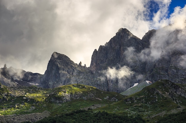 Topo da montanha com geleira. Vista da Cordilheira do Cáucaso, na Rússia.