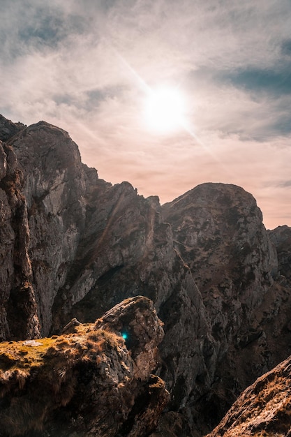 Topo da montanha de Aiako Harria ou Penas de Aya na cidade de Oiartzun Guipuzcoa País Basco foto vertical