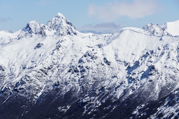 Topo da montanha de neve durante o inverno