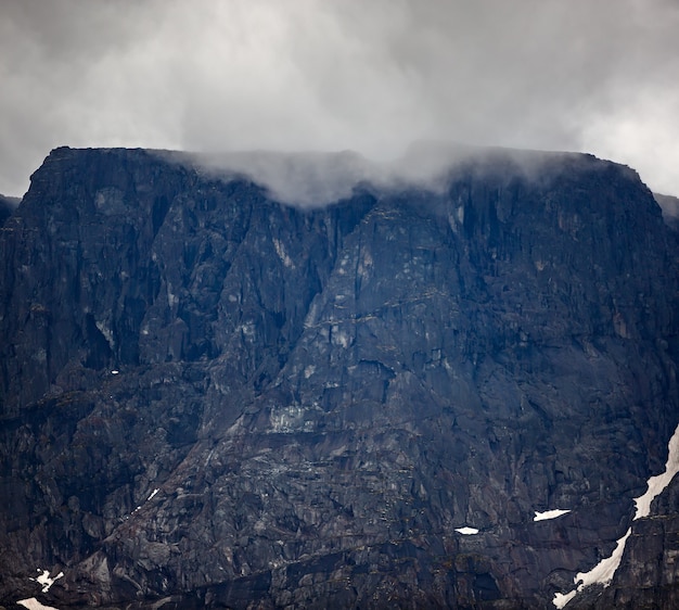 Topo da montanha khibiny na forma de um fundo de céu nublado.