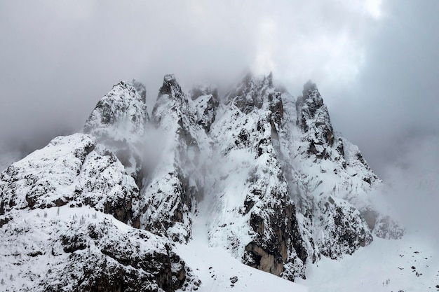 Topo da montanha na neve e nuvens