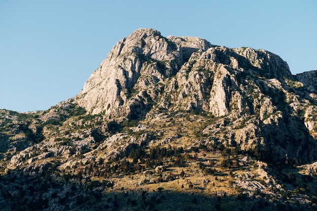 Foto topo da montanha rochosa acima da cidade velha de kotor, em montenegro