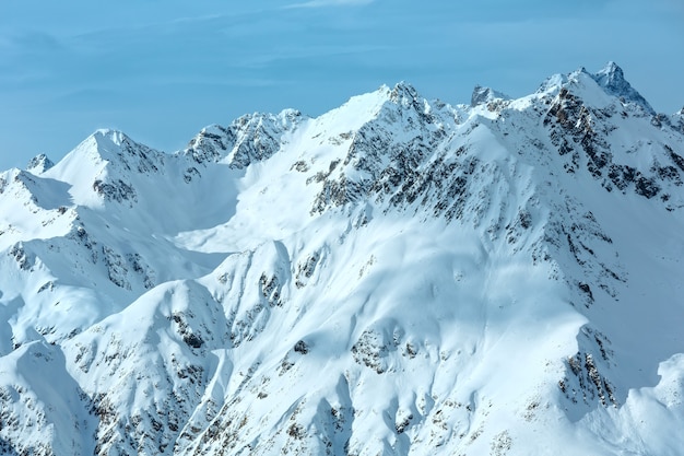 Topo da montanha rochosa com neve no inverno (Alpes Silvretta, Tirol, Áustria).