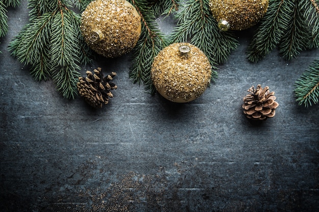 Topo da vista bolas de natal pinhas de árvore de abeto em fundo de concreto livre.