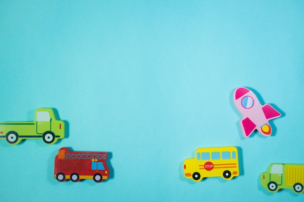 Topo da vista brinquedos de madeira para carros em fundo azul. fundo de brinquedos para carros