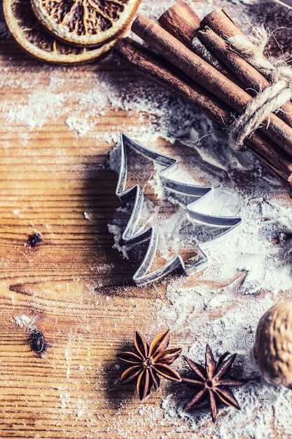 Topo da vista mesa de padaria cheia de ingredientes aromáticos de natal, anis estrelado, canela, laranja seca etc.