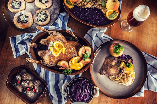 Topo da vista Pato de Natal assado bolinhos de repolho roxo chope de fígado e pãezinhos assados.