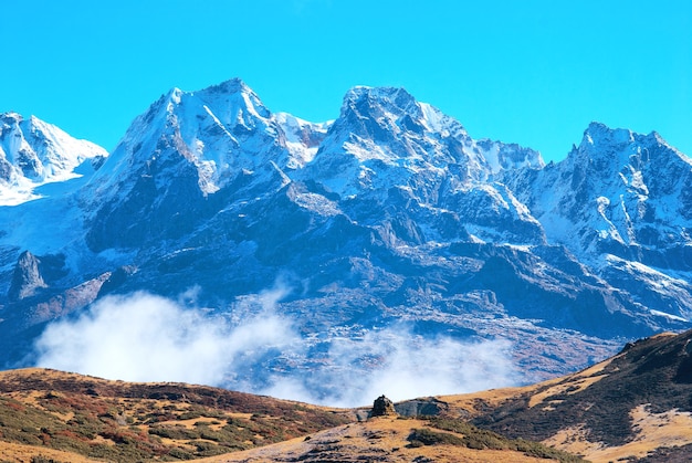 Topo das altas montanhas, coberto por neve. kangchenjunga, índia.