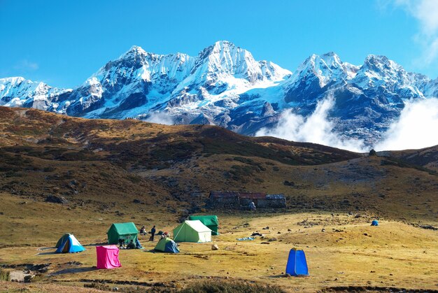 Topo das altas montanhas, coberto por neve. kangchenjunga, índia.