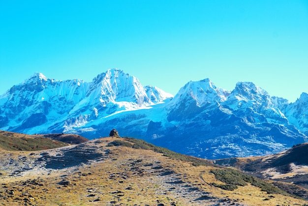 Topo das altas montanhas, coberto por neve. Kangchenjunga, Índia.