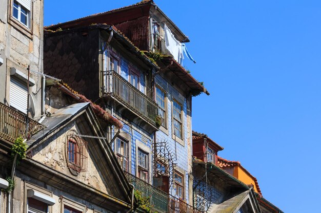 Foto topo de casa velha na cidade do porto (portugal).