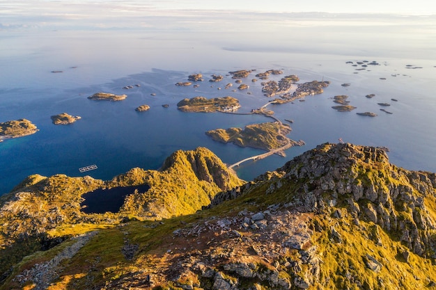 Topo do monte Festvagtinden nas ilhas Lofoten na Noruega