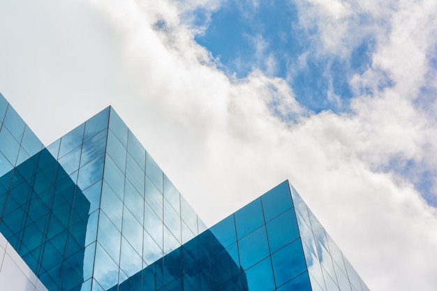 Topo do negócio de arranha-céu de construção no céu azul